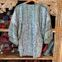 Load image into Gallery viewer, the MINT top - soft blue floral