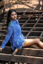 Load image into Gallery viewer, The BASIC shirt - deep blue w/ white butis