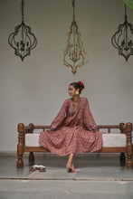 Load image into Gallery viewer, The WASABI midi - Brown with red butis