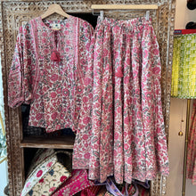 Load image into Gallery viewer, the MINT top - white pink floral
