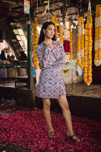 Load image into Gallery viewer, The BASIC shirt - white with blue red floral