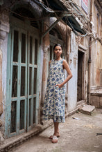 Load image into Gallery viewer, the KAFFIR midi - white with blue floral