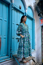 Load image into Gallery viewer, The WASABI midi - forest green w/ blue floral