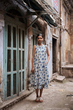 Load image into Gallery viewer, the KAFFIR midi - white with blue floral