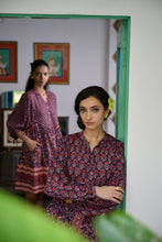Load image into Gallery viewer, the CHILLI mini - vintage navy with red floral