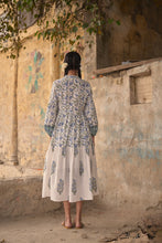 Load image into Gallery viewer, the WASABI midi - white & blue floral