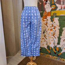 Load image into Gallery viewer, the basic pants- blue with white lotus