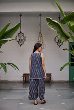 Load image into Gallery viewer, the FLAX top - indigo floral