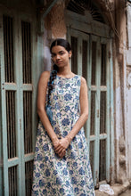 Load image into Gallery viewer, the KAFFIR midi - white with blue floral