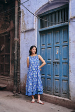 Load image into Gallery viewer, the KAFFIR midi - blue floral