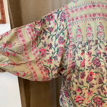 Load image into Gallery viewer, the MINT top - pea green w/ fuchsia floral