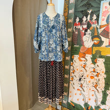 Load image into Gallery viewer, the MINT top - denim blue floral