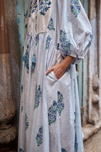 Load image into Gallery viewer, The NUTMEG midi - white and blue buta
