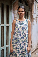 Load image into Gallery viewer, the KAFFIR midi - white with blue floral