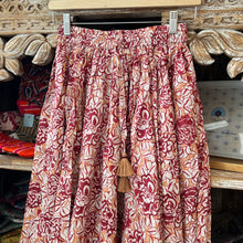 Load image into Gallery viewer, Panelled skirt with pockets - beige with red floral