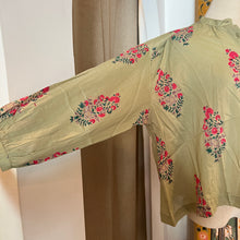 Load image into Gallery viewer, The CLOVE top - pea green w/ fuchsia floral