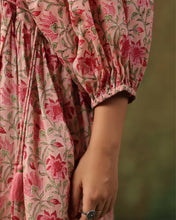 Load image into Gallery viewer, The NUTMEG midi - soft pink floral