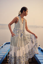 Load image into Gallery viewer, the BORAGE MAXI - white and blue floral