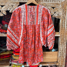 Load image into Gallery viewer, the MINT top - coral pink floral