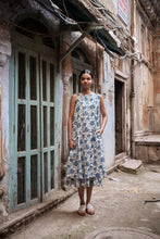Load image into Gallery viewer, the KAFFIR midi - white with blue floral
