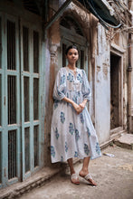 Load image into Gallery viewer, The NUTMEG midi - white and blue buta