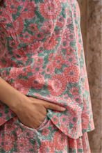 Load image into Gallery viewer, the BASIC sleeveless shirt - soft pink floral