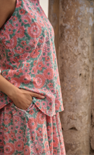 Load image into Gallery viewer, the BASIC sleeveless shirt - soft pink floral