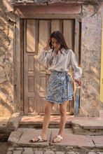 Load image into Gallery viewer, the CLOVE top - white with blue buta 💙