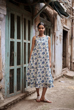 Load image into Gallery viewer, the KAFFIR midi - white with blue floral