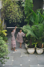 Load image into Gallery viewer, The CHILLI midi - white with brown and pink floral