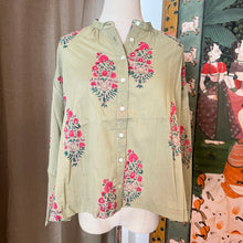 Load image into Gallery viewer, The CLOVE top - pea green w/ fuchsia floral