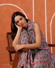 Load image into Gallery viewer, Panelled skirt with pockets - turquoise blue with pink butis
