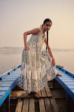Load image into Gallery viewer, the BORAGE MAXI - white and blue floral