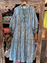Load image into Gallery viewer, The WASABI midi - soft blue floral
