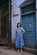 Load image into Gallery viewer, the KAFFIR midi - blue floral