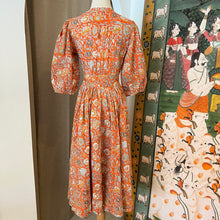 Load image into Gallery viewer, the ANISE midi - Orange with light grey floral