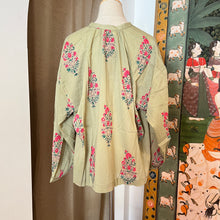 Load image into Gallery viewer, The CLOVE top - pea green w/ fuchsia floral