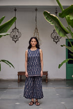Load image into Gallery viewer, the FLAX top - indigo floral