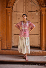 Load image into Gallery viewer, the CELERY top - pink geometric block printed
