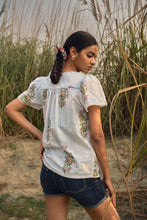 Load image into Gallery viewer, the GINKO top - light blue stripes with pink buta