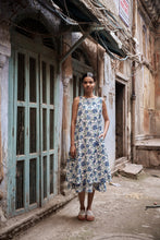 Load image into Gallery viewer, the KAFFIR midi - white with blue floral