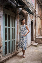 Load image into Gallery viewer, the KAFFIR midi - white with blue floral