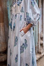 Load image into Gallery viewer, The NUTMEG midi - white and blue buta