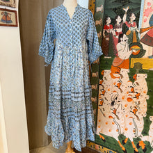 Load image into Gallery viewer, the CHILLI maxi - soft blue floral