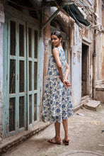 Load image into Gallery viewer, the KAFFIR midi - white with blue floral