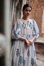 Load image into Gallery viewer, The NUTMEG midi - white and blue buta