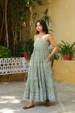 Load image into Gallery viewer, the SENF maxi - green w/ blue floral