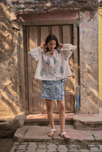 Load image into Gallery viewer, the CLOVE top - white with blue buta 💙