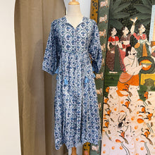 Load image into Gallery viewer, The NUTMEG midi - grey w/ blue floral