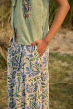 Load image into Gallery viewer, the GINGER pants - white and blue floral